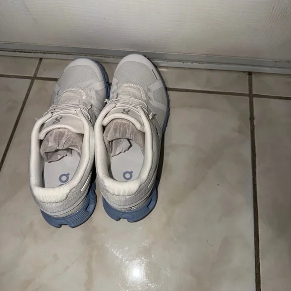 On Running Cloud Sneakers White Chambray W 9.5, M 8